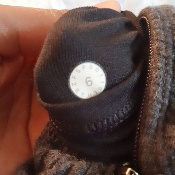 Lululemon Jacket 🖤🩶 - Picture 9 of 10